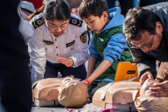 云南省急救中心的醫(yī)師講授心肺復(fù)蘇方法技巧。新華社記者 胡超 攝