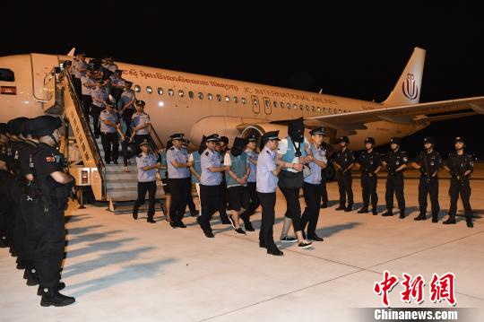 犯罪嫌疑人乘機(jī)抵達(dá)成都。　安源 攝