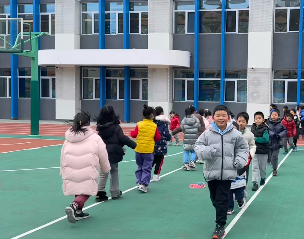 一年級(jí)的同學(xué)課間跑步 。學(xué)校供圖
