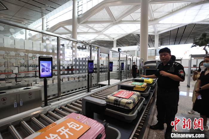 （高質(zhì)量發(fā)展調(diào)研行）探訪?？诿捞m國際機場封關(guān)運作項目：將實現(xiàn)旅客“無感通關(guān)”