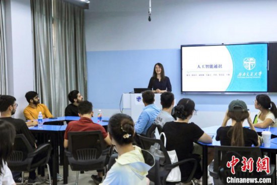 9月4日，西南交大首門人工智能通識(shí)課的第一課開講。 中新社記者 王磊 攝