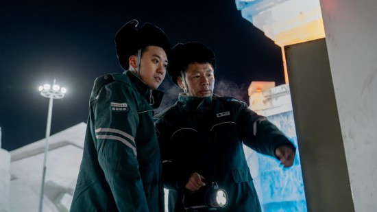 長春市冰雪新天地園區(qū)內(nèi)，長春市雙陽區(qū)供電公司工作人員正在檢查低壓配電箱。新華社記者 段續(xù) 攝