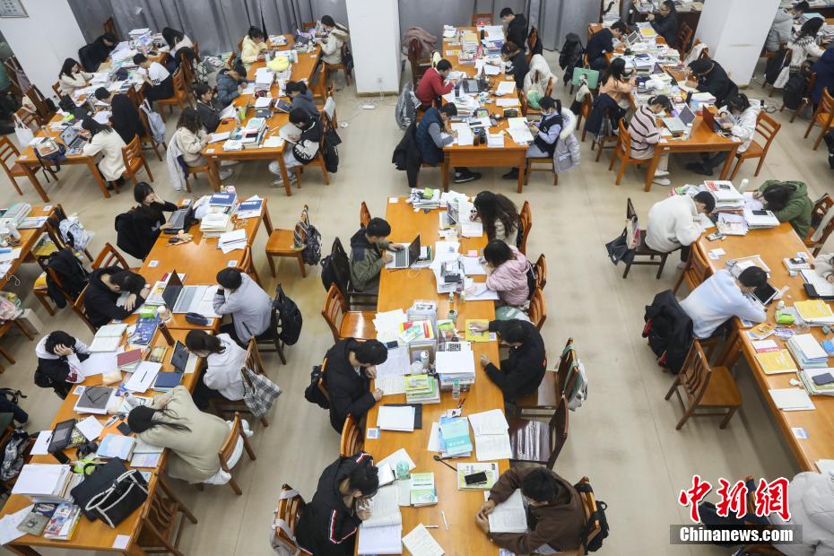 資料圖：眾多考研學(xué)生在南昌大學(xué)圖書館的自習(xí)室內(nèi)復(fù)習(xí)備考。 劉力鑫 攝