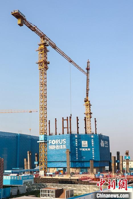 從完成頂層設計到如火如荼大規(guī)模建設，六年來，雄安新區(qū)如春天的竹子一般拔節(jié)生長，這座承載千年大計的“未來之城”已雄姿初顯。從“一張白紙”開始著墨，如今的雄安新區(qū)已是濃墨重彩的“山水畫”。<a target='_blank' href='/'>中新社</a>記者近日走訪了雄安新區(qū)多地，從“藍綠金”三色感受這座“未來之城”的巨大變化。圖為7月19日，河北雄安新區(qū)，中國中化總部基地項目施工現(xiàn)場。 <a target='_blank' href='/'>中新社</a>記者 易海菲 攝