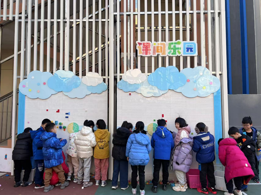 學(xué)生們?cè)谡n間樂園玩拼圖。人民網(wǎng) 白炅攝