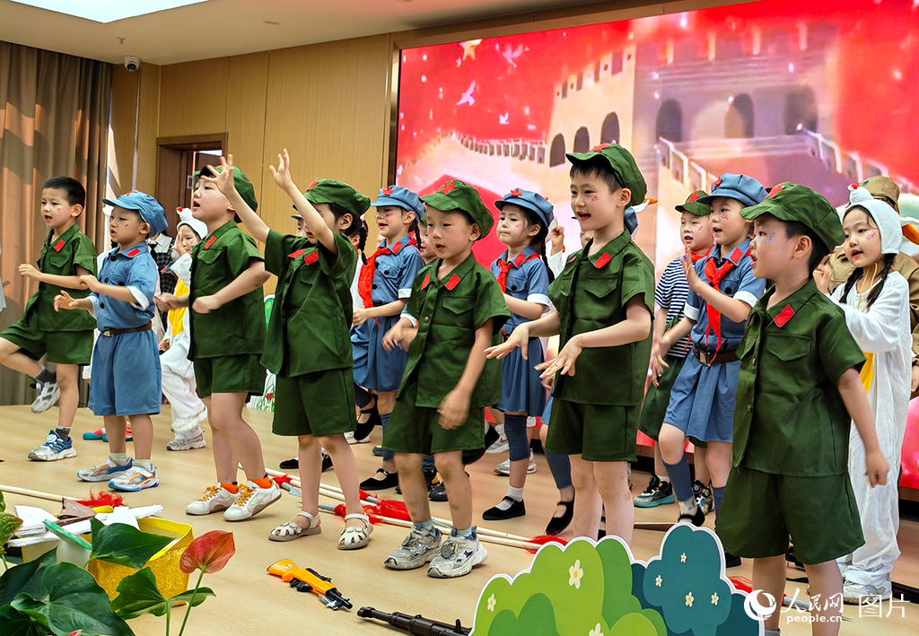 2026年5月30日，河南鄭州中原區(qū)永威鑫城幼兒園的孩子們來(lái)到鄭康養(yǎng)·金色年華頤養(yǎng)中心，為老人們表演了精彩節(jié)目，以這種溫馨的方式慶祝兒童節(jié)的到來(lái)。人民網(wǎng)記者 王玉興攝