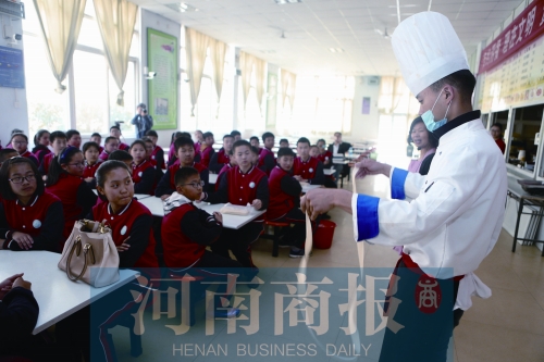 鄭州一中學開設(shè)“燴面課” 學生“逼迫”老師拖堂