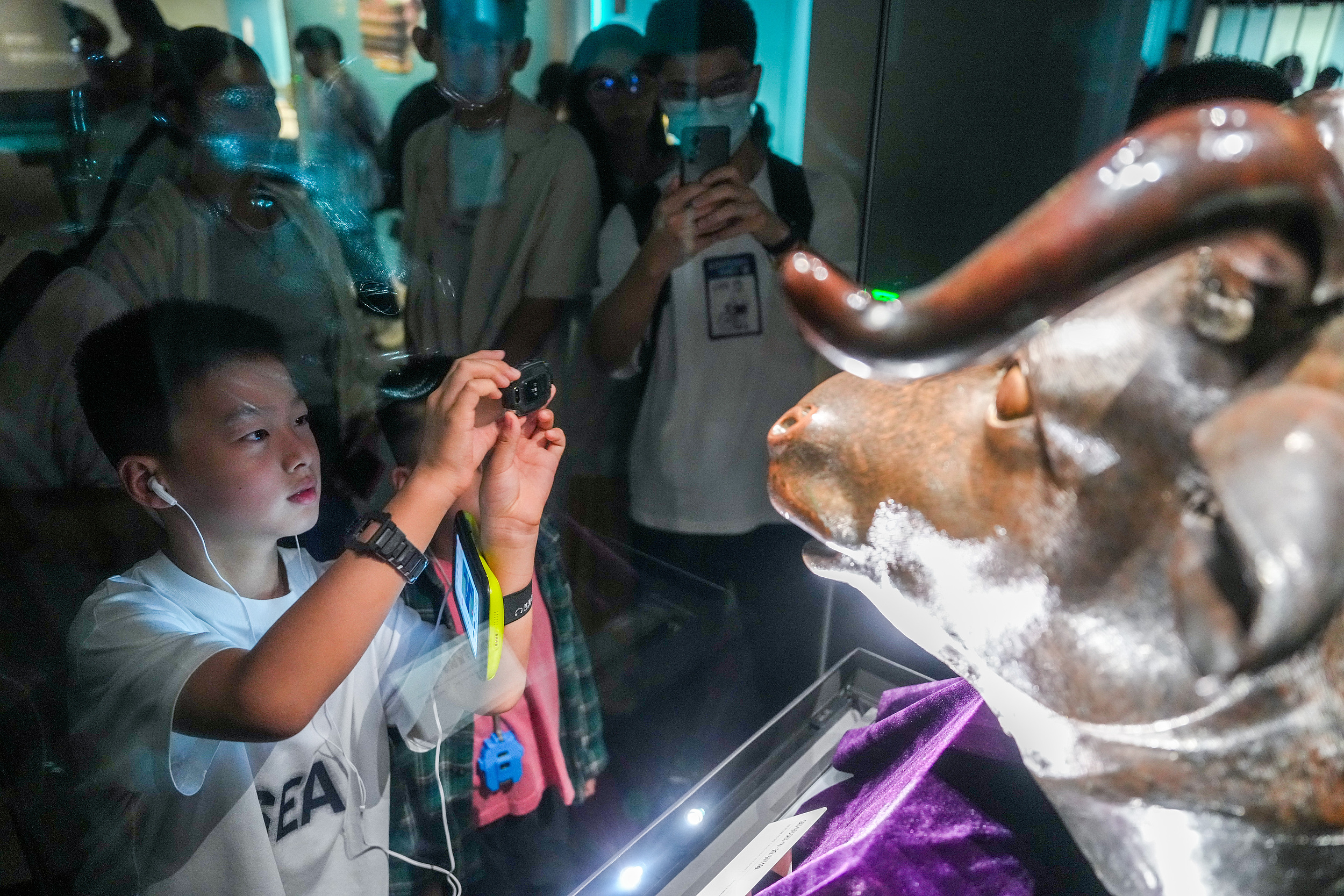 2025年6月，參加研學(xué)游的孩子在安徽博物院蜀山館參觀圓明園牛首銅像。（圖片來(lái)源：視覺(jué)中國(guó)）