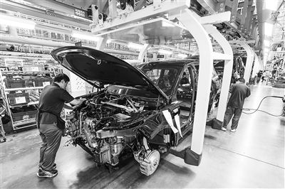 某新能源汽車智能制造基地總裝車間，工作人員正在工作。新華社記者 李博 攝