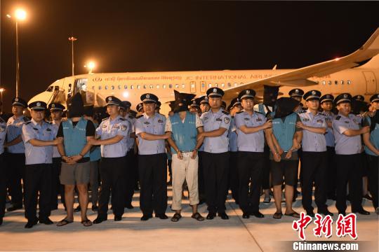 被押解回蓉的犯罪嫌疑人?！“苍?攝