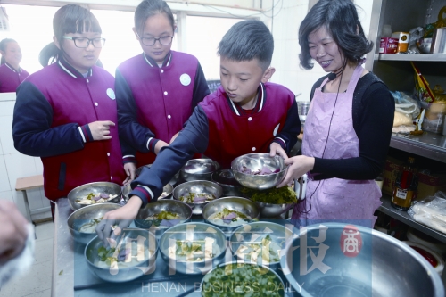 鄭州一中學開設(shè)“燴面課” 學生“逼迫”老師拖堂