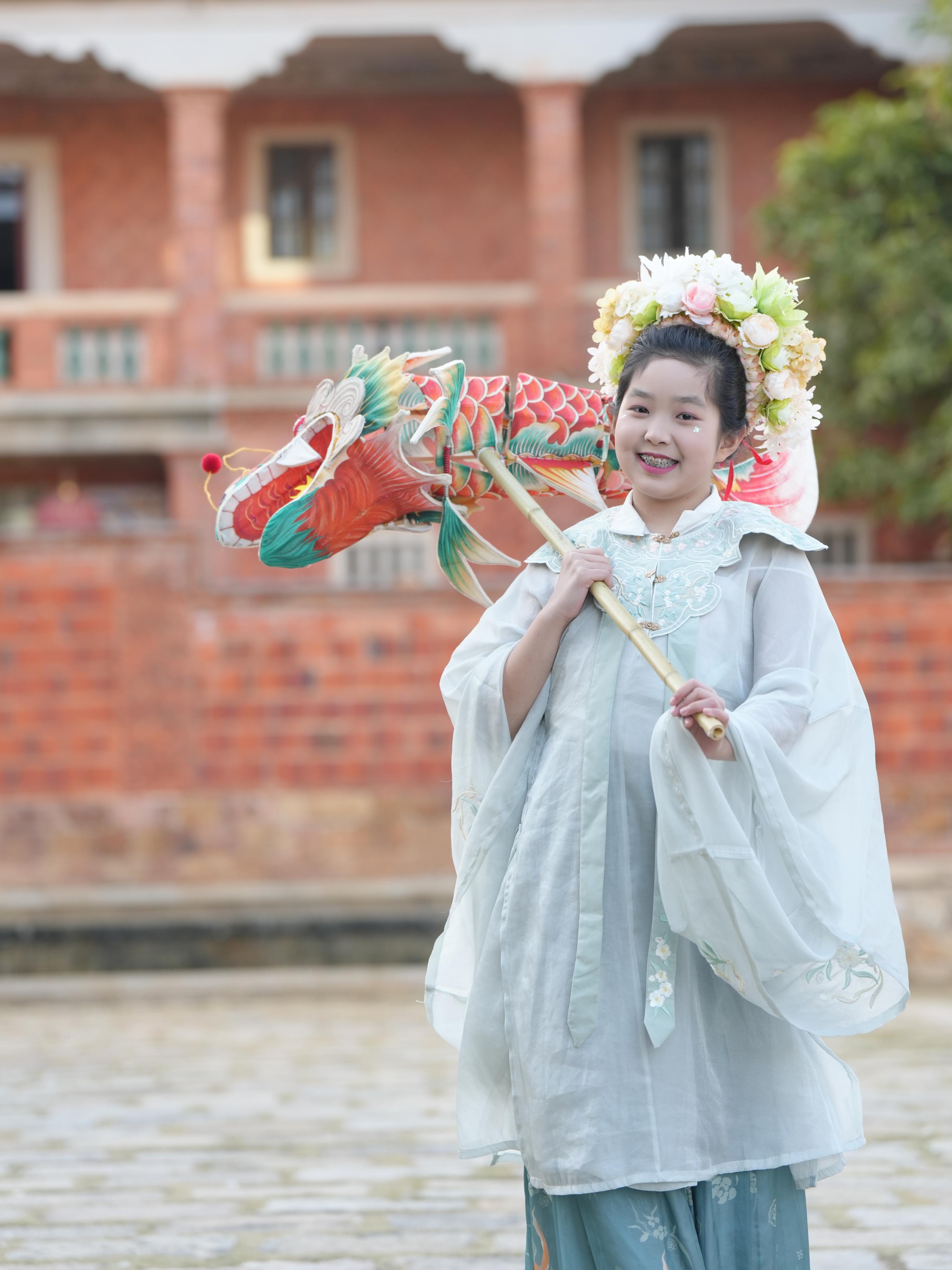 在泉州，沈女士為女兒拍下頭戴簪花的照片。受訪者供圖