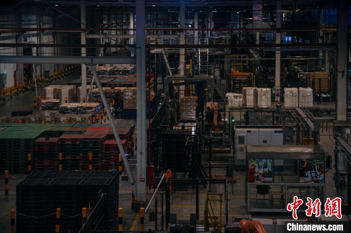 基地依托數(shù)字技術(shù)打造“黑燈工廠”?！±钅宪?攝