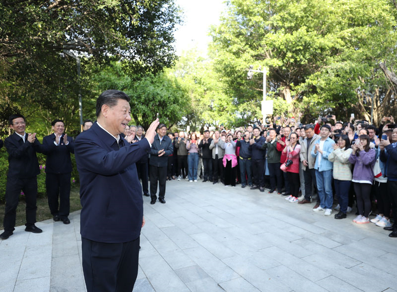 2021年3月24日，習(xí)近平在福建省福州市福山郊野公園考察時，向市民們招手致意。