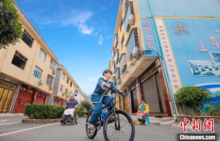 溪邳村一角?！菓c堂 攝