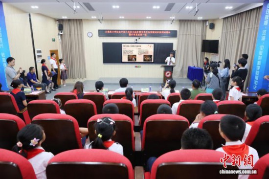 廣州中醫(yī)藥大學(xué)副校長(zhǎng)、廣東省中醫(yī)院院長(zhǎng)張忠德向?qū)W生講述“抗戰(zhàn)中的中醫(yī)藥”。吳遠(yuǎn)團(tuán) 攝