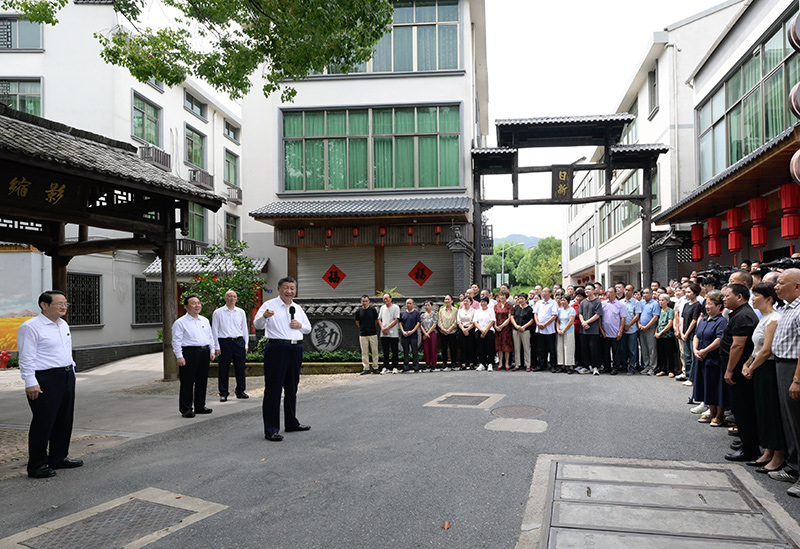 2023年9月20日，習(xí)近平在浙江省金華市義烏市后宅街道李祖村考察時，同群眾親切交流。