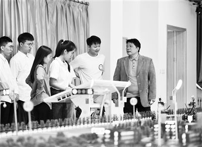 圖為天津大學(xué)智能與計(jì)算學(xué)部教師在沙盤教室內(nèi)給學(xué)生講授智能駕駛等方面的內(nèi)容。 新華社記者 趙子碩攝