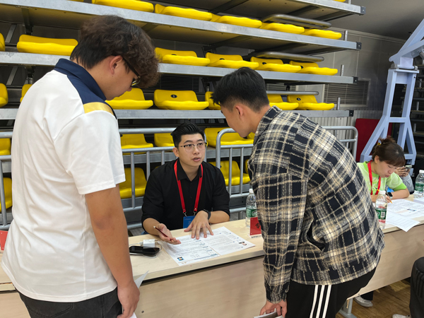 招聘會上，老師為畢業(yè)生開展就業(yè)指導(dǎo)。校方供圖