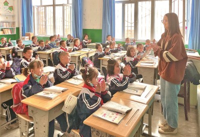 2023年5月，西北師范大學學生在新疆阿克蘇地區(qū)溫宿縣吐木秀克鎮(zhèn)第一小學實習支教。 卓杰攝