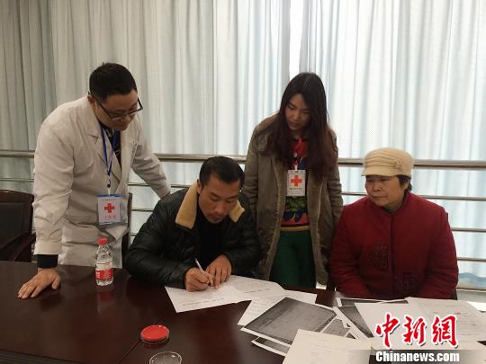 小月的父親和奶奶填寫遺體和器官捐獻(xiàn)志愿書。重慶紅會(huì)供圖