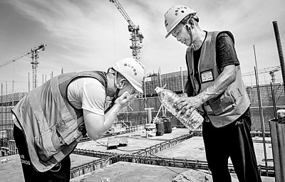 近日，多地迎來高溫天氣，圖為中鐵十二局工人在河北雄安新區(qū)大河片區(qū)安置房項(xiàng)目建設(shè)現(xiàn)場(chǎng)洗臉解暑。 新華社發(fā)