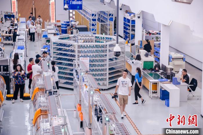 圖為莆田雙馳鞋業(yè)個性化定制示范工廠。　李南軒 攝