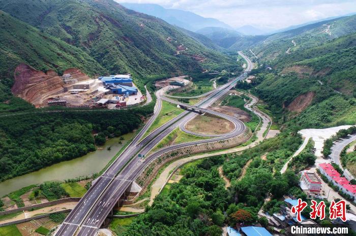 圖為航拍元江至蔓耗高速公路紅河段。云南建投集團(tuán)供圖
