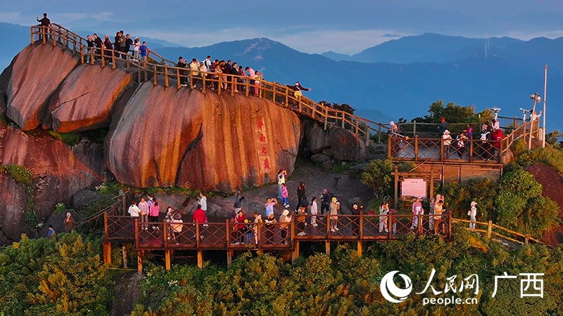 游客在觀賞日出。人民網(wǎng) 雷琦竣攝