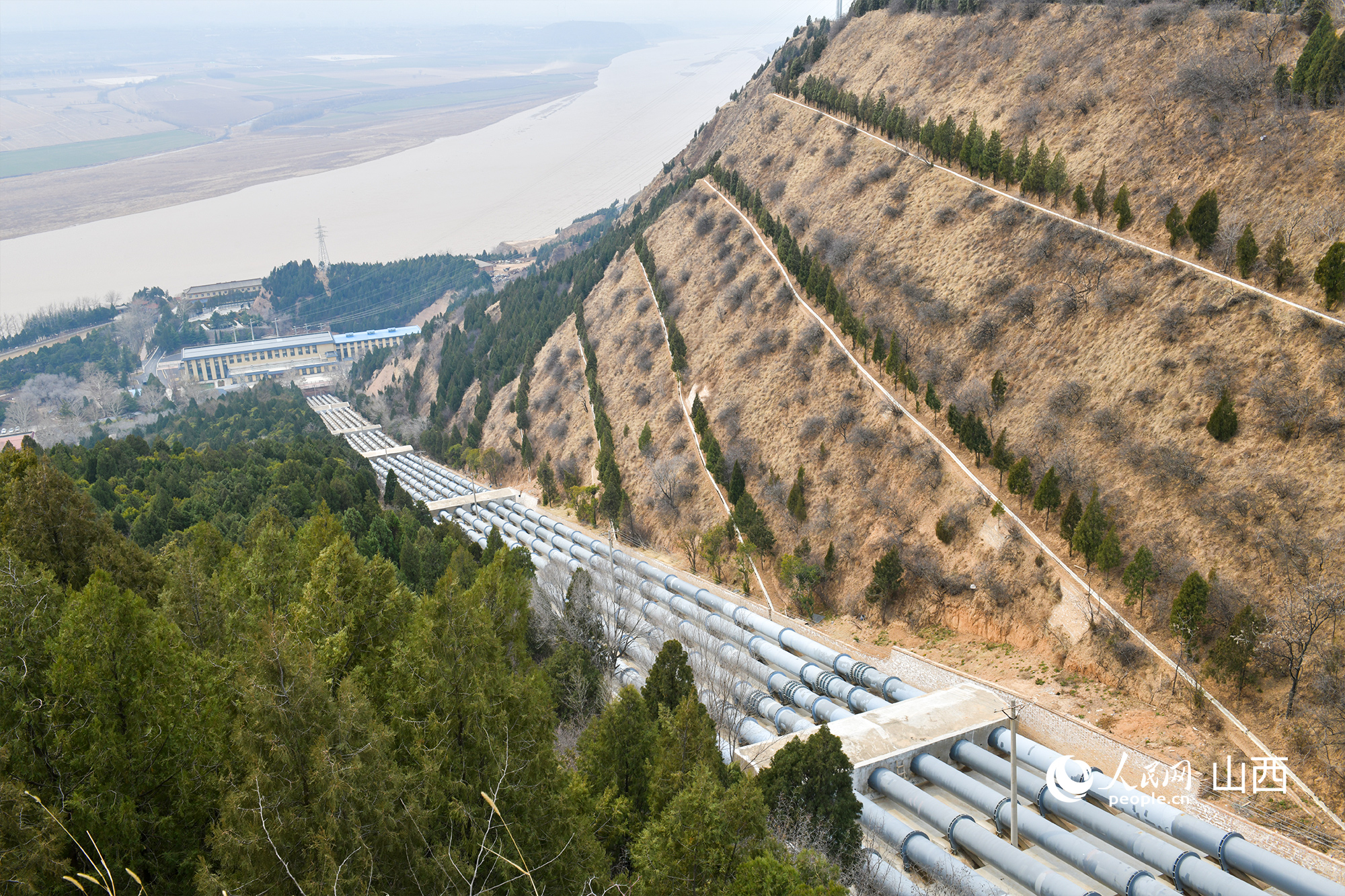 大禹渡灌區(qū)6條約700米的管道將黃河水引上旱塬。人民網(wǎng)記者 焦搏文攝