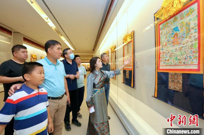 “藏韻瑰寶”藏醫(yī)四部醫(yī)典唐卡珍品展現(xiàn)場。　劉俊蒼 攝