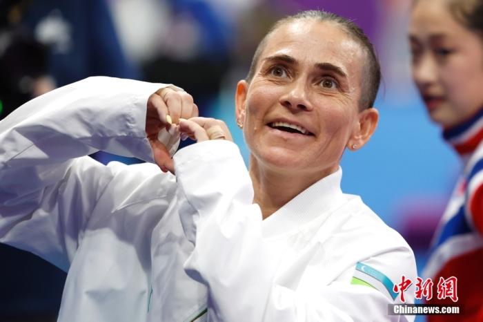 資料圖：9月28日，杭州第19屆亞運會競技體操女子跳馬決賽在黃龍體育中心體育館舉行。烏茲別克斯坦選手丘索維金娜以13.383分獲得該項目第四名。圖為丘索維金娜在賽后向觀眾比心。<a target='_blank' href='/'>中新社</a>記者 富田 攝