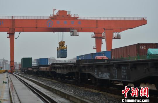 圖為：中歐班列吊裝。　王剛 攝