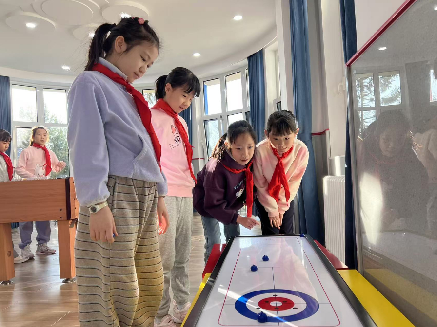 學(xué)生們?cè)谏傧汝?duì)大廳進(jìn)行課間活動(dòng)。人民網(wǎng) 白炅攝