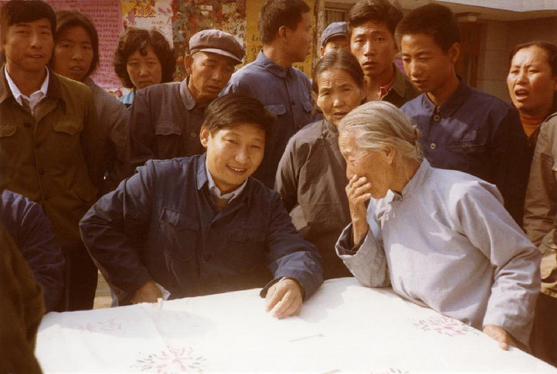 這是1983年，時任河北正定縣委書記的習(xí)近平（前排居中），臨時在大街上擺桌子聽取老百姓意見。