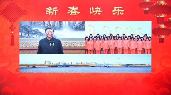 2023年1月18日，中共中央總書(shū)記、國(guó)家主席、中央軍委主席習(xí)近平在北京通過(guò)視頻連線看望慰問(wèn)基層干部群眾，向全國(guó)各族人民致以新春的美好祝福。這是習(xí)近平通過(guò)視頻連線，同塔里木油田公司輪南油氣儲(chǔ)運(yùn)中心西氣東輸?shù)谝徽究死瘹鈪^(qū)員工親切交流。 新華社記者 李濤攝