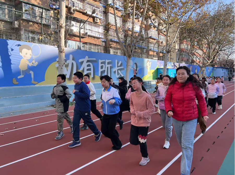 學(xué)生們?cè)诎嘀魅闻阃屡懿?。人民網(wǎng) 白炅攝