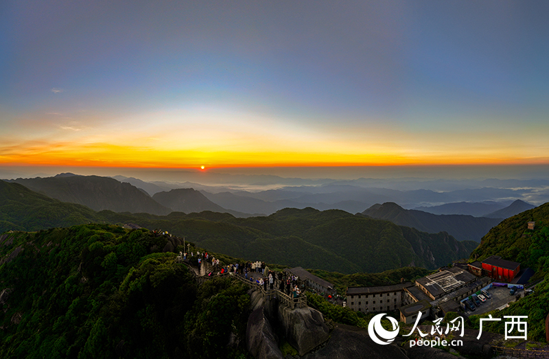 紅日破云而出。人民網(wǎng) 雷琦竣攝