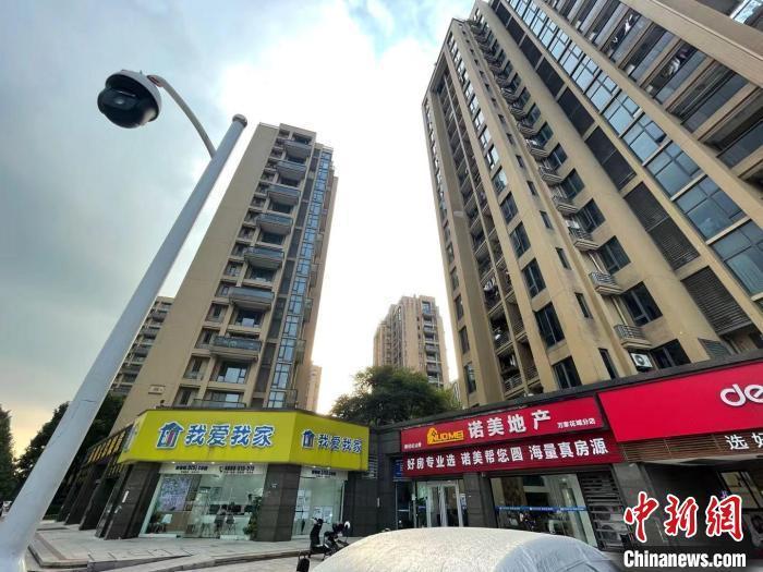 多家房地產(chǎn)中介。 蘇婷 攝