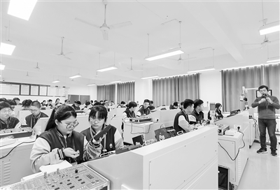 保定市職業(yè)技術(shù)教育中心職普融通實驗班的學(xué)生在上電工技術(shù)課。陳汝健攝