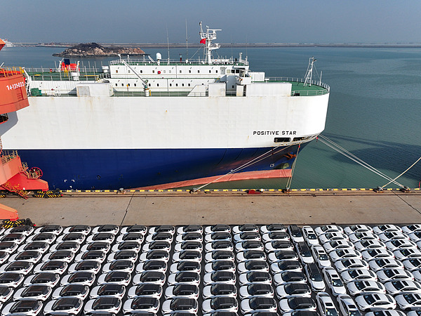 在江蘇省連云港，中國生產(chǎn)的汽車正加緊裝船出口海外。