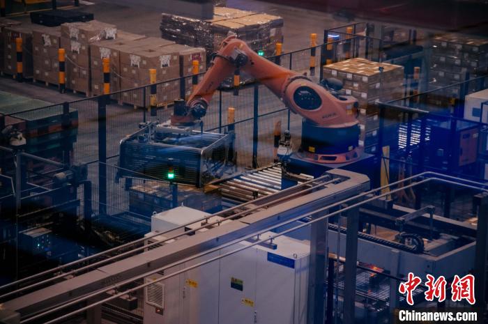 百威雪津啤酒莆田基地釀造幾乎都由自動(dòng)化生產(chǎn)線完成，年產(chǎn)能達(dá)200萬(wàn)噸?！±钅宪?攝