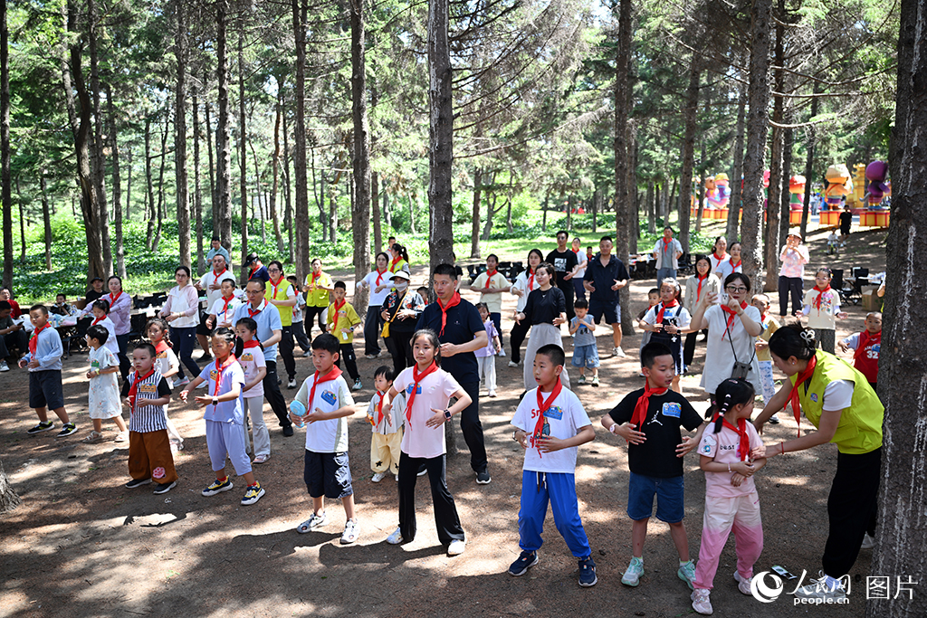 2026年5月31日，在吉林長(zhǎng)春動(dòng)植物公園，吉林大學(xué)白求恩第二醫(yī)院的醫(yī)護(hù)家庭參加了一場(chǎng)親子活動(dòng)。孩子們?cè)诂F(xiàn)場(chǎng)跟隨老師學(xué)習(xí)八段錦。人民網(wǎng)記者 李成偉攝