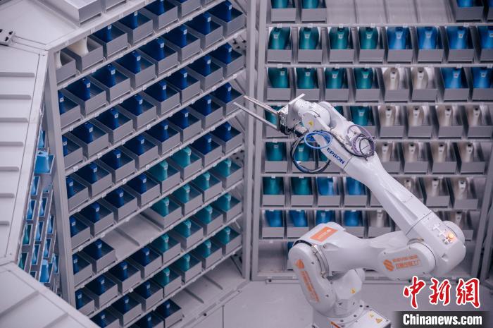 車間里，鞋楦配送機械臂在有序工作?！±钅宪?攝