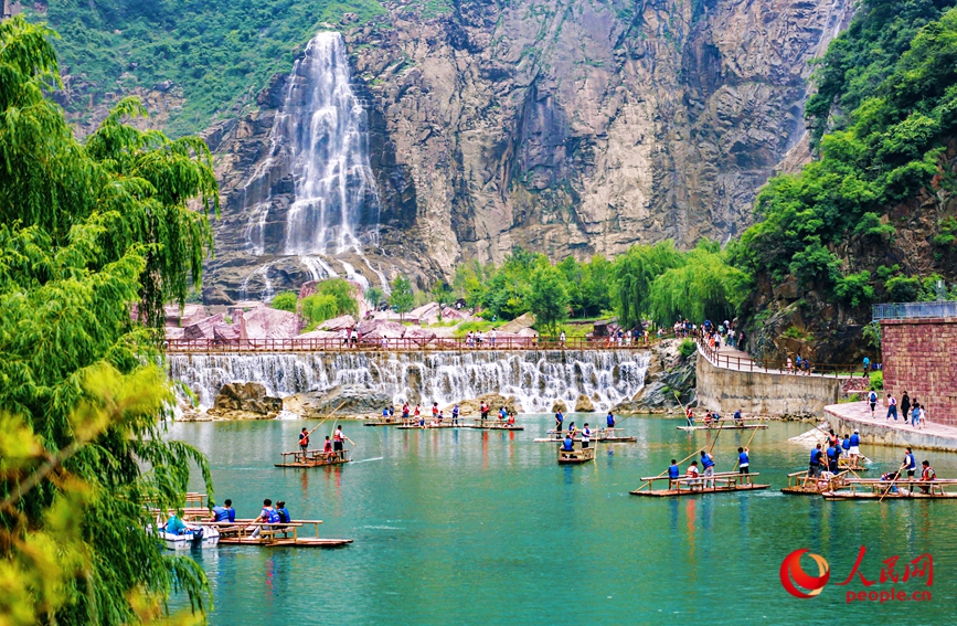 泛舟水上，成為酷熱夏季的一個避暑良方。人民網(wǎng)記者 王佩攝