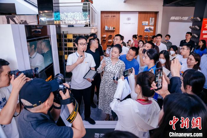 定制示范工廠可從腳型測量儀采集數(shù)據(jù)，按需進(jìn)行“私人訂制”。　李南軒 攝