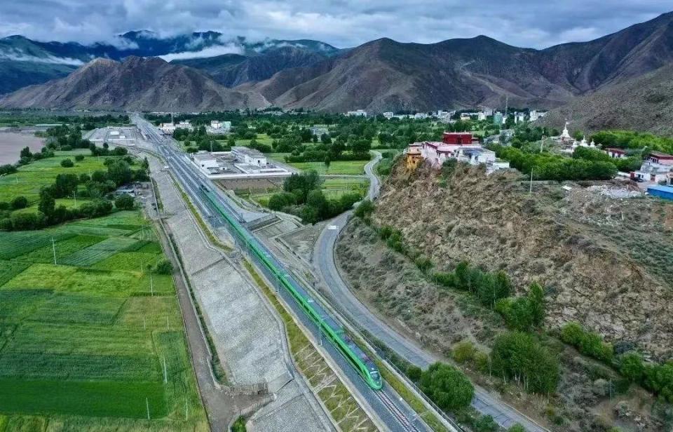 ?高原動集動車組。中國中車供圖。