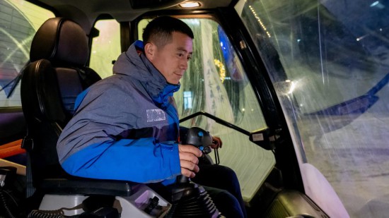 吉林市松花湖滑雪度假區(qū)內(nèi)，工作人員正駕駛壓雪車平整雪道。新華社記者 唐成卓 攝