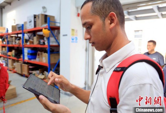 4日下午，西南交通大學(xué)孟加拉國留學(xué)生Zahidul Alam正借助“AI學(xué)伴”學(xué)習(xí)AI。 中新社記者 王磊 攝