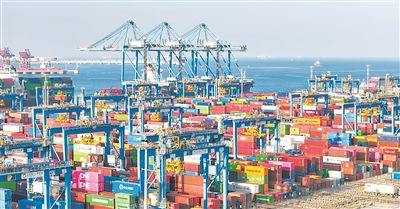 “新泉州”輪在山東港口青島港自動化碼頭（三期）的作業(yè)現(xiàn)場。山東港口青島港供圖